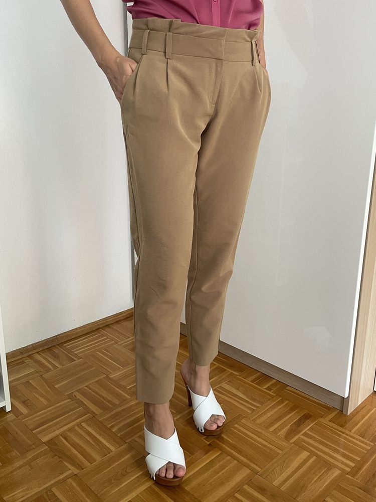 Beżowe spodnie rozmiar s marki Miss Selfridge