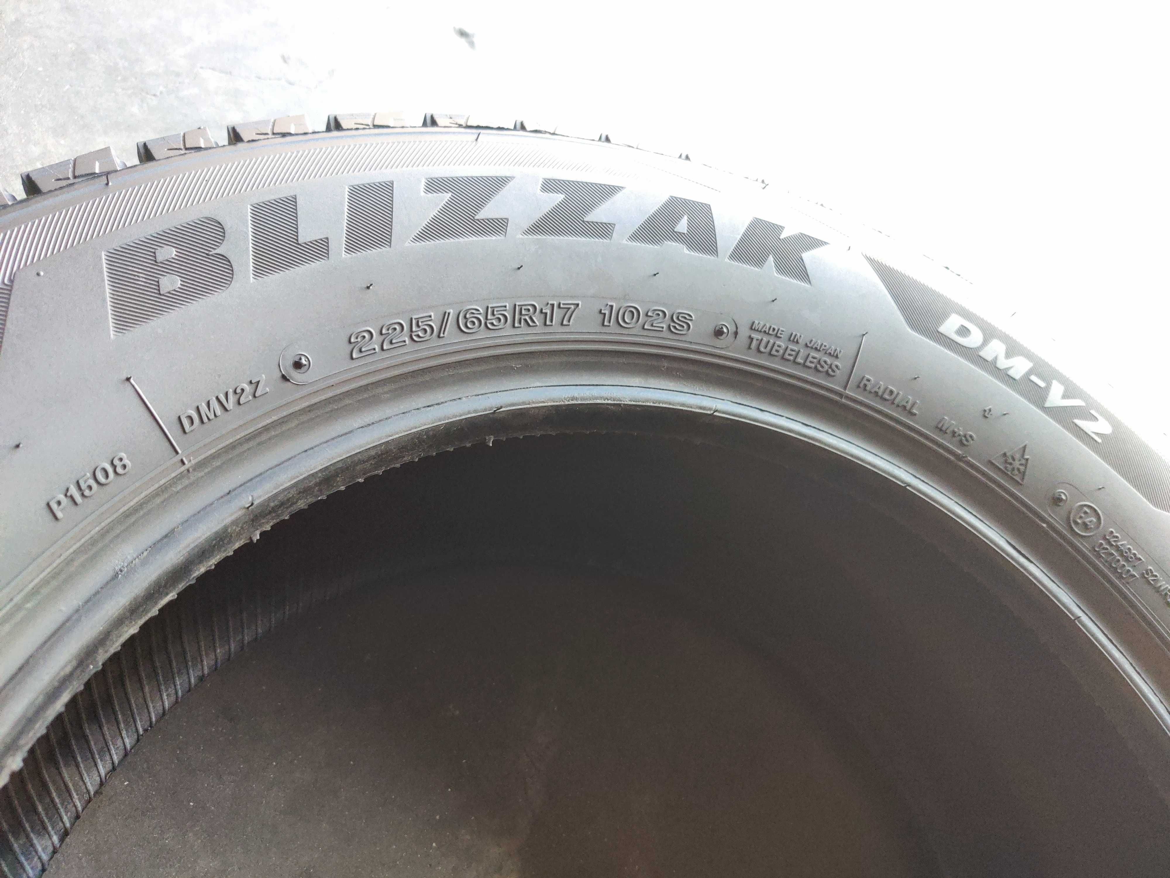 2шт R17 225 65 Bridgestone Blizzak DM-V2 шини зимові чудовий стан