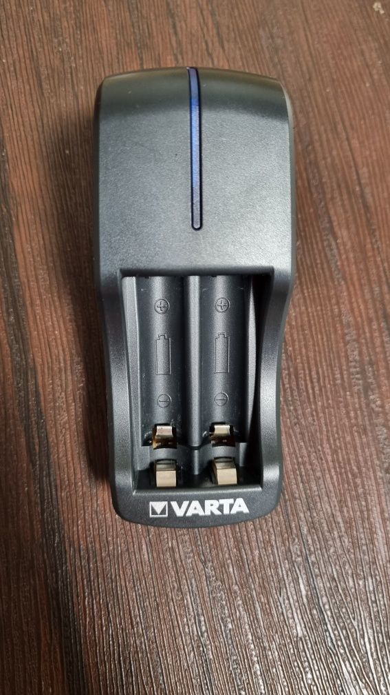 Зарядка для батареек Varta