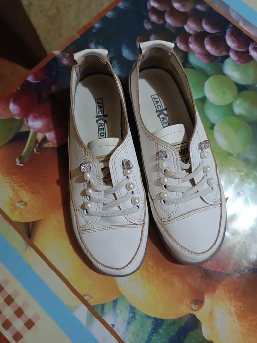 Продам женские кроссовки натуральная кожа