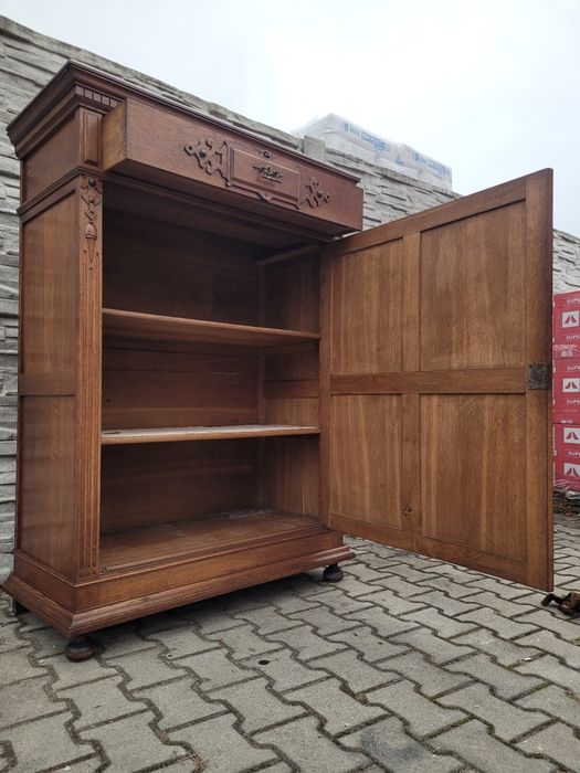 Dębowa szafa-bielizniarka.