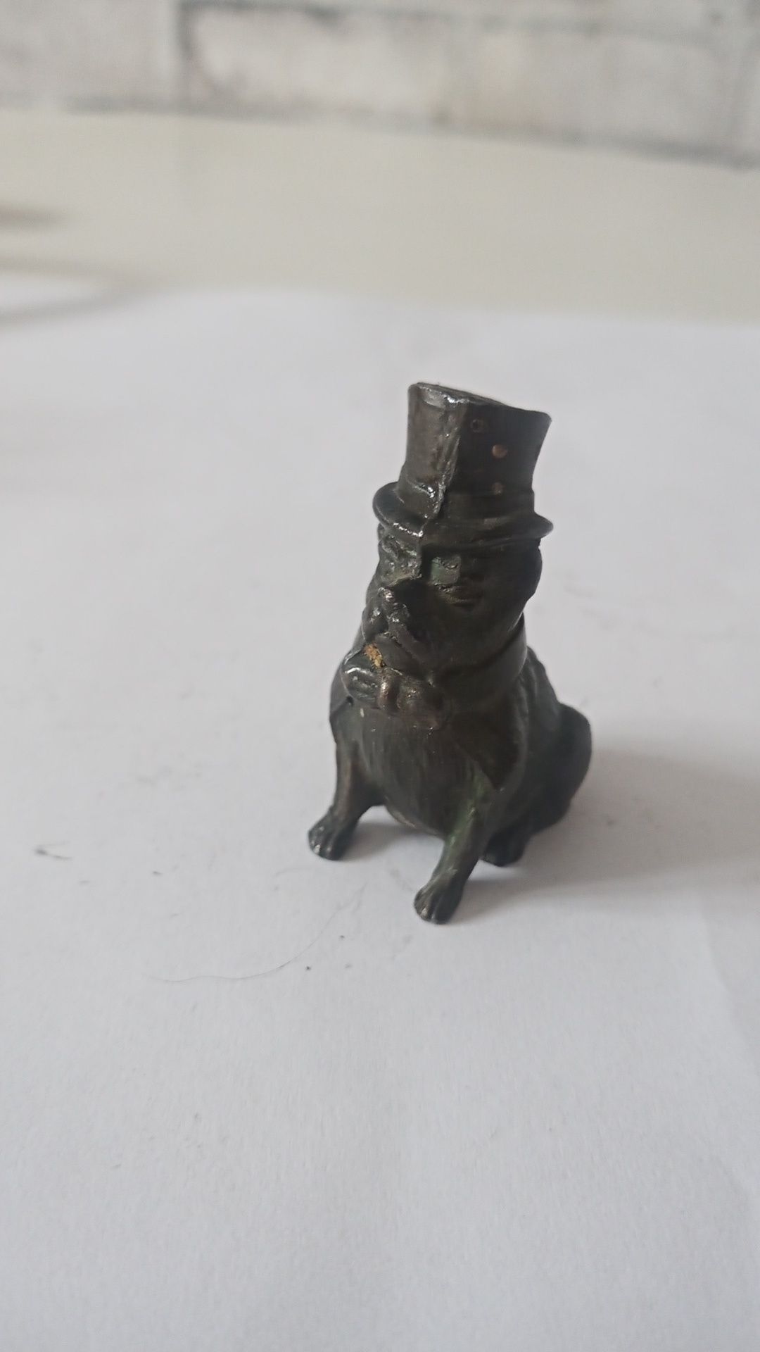 Pies w kapeluszu buldog figurka z mosiądzu