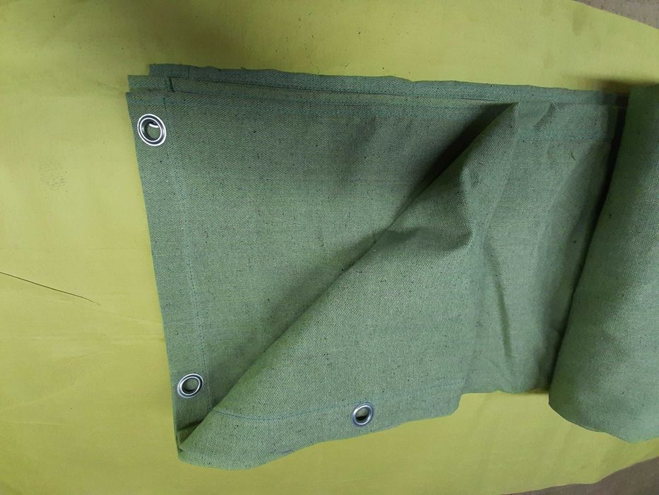 Гаражная штора из брезента с кольцами