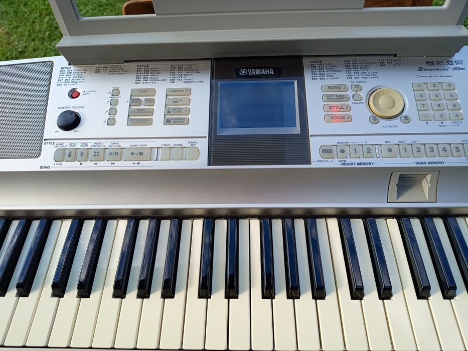 Yamaha DGX 305 Portable Grand Pianino Keyboard
