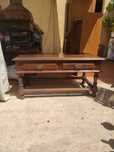 MESA  de madeira maciça.