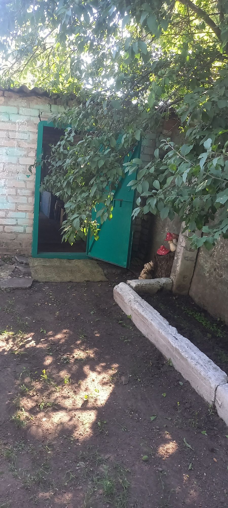 Продам 3-кімнатну квартиру, є гараж , підвал, та невеличка ділянка.
