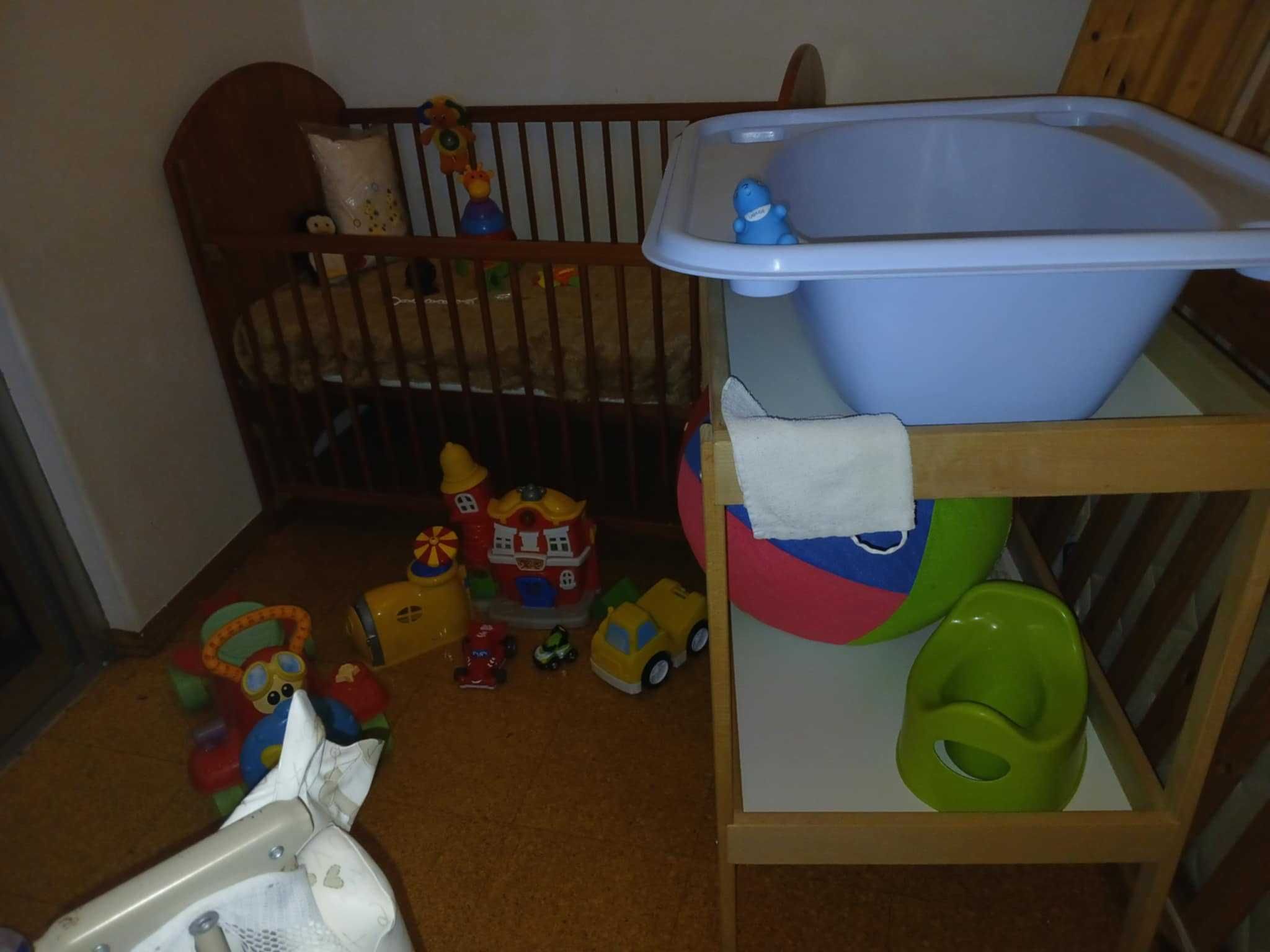 Quarto para bebé com berço de cerejeira da Trama