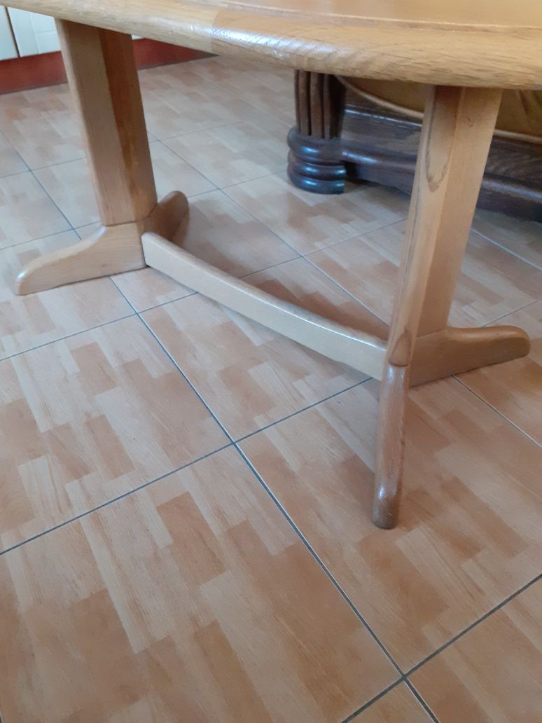 Solidny stolik jamnik z drewna