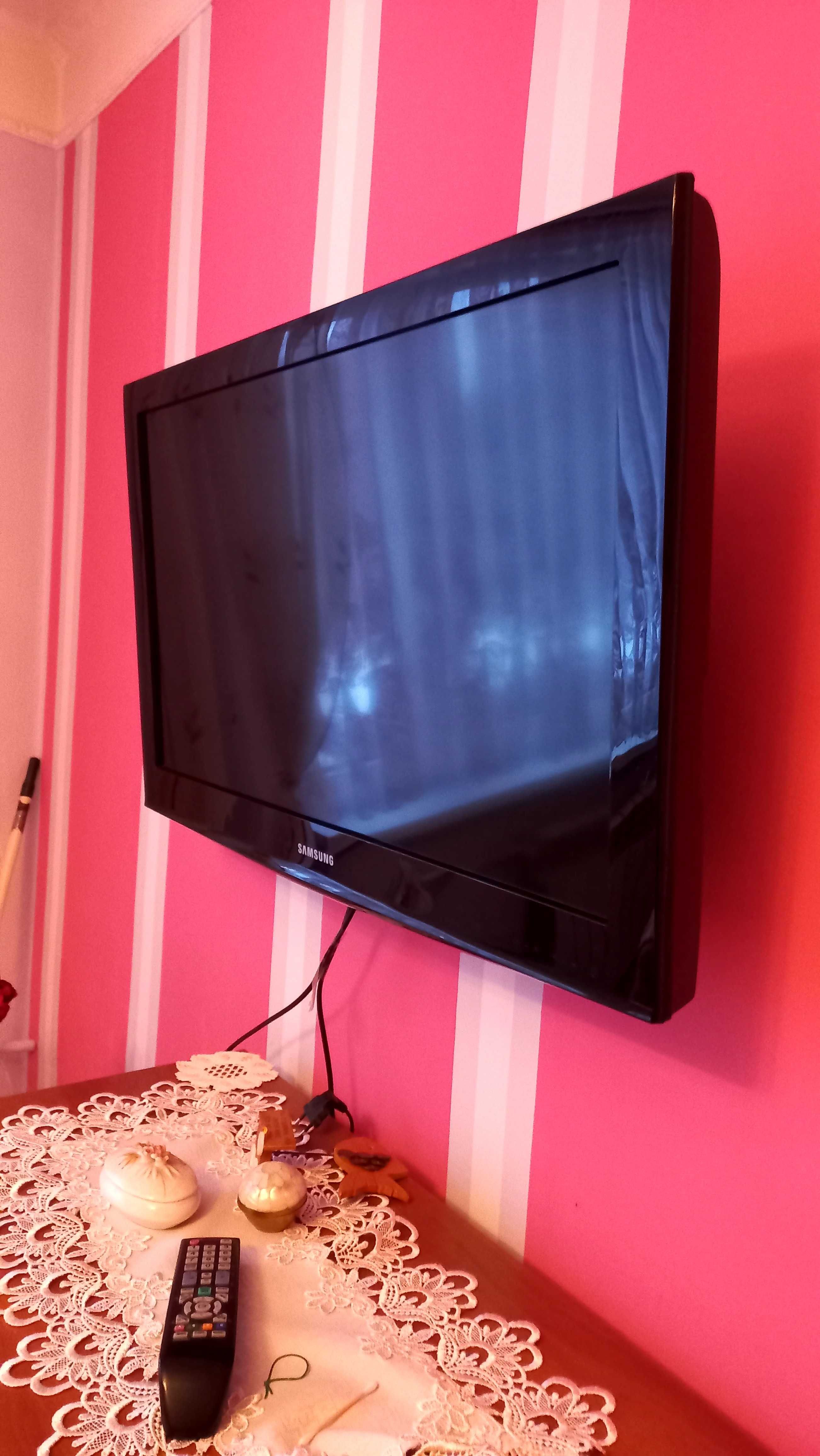 Telewizor Samsung 32' + dekoder + uchwyt,  mało używany