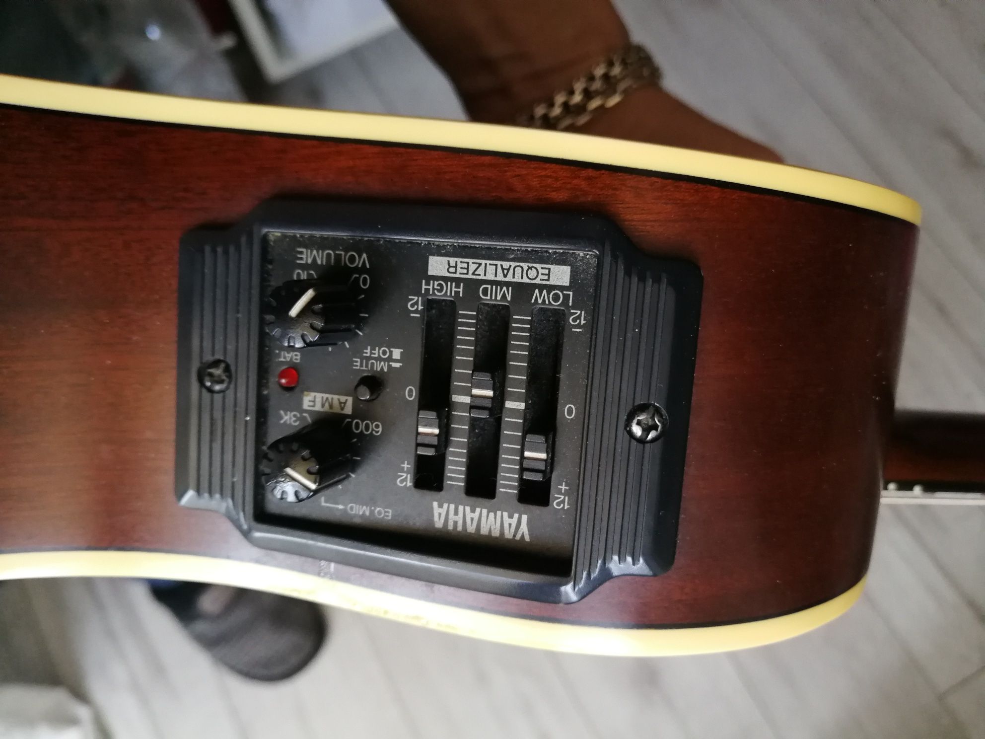 Гитара Yamaha APX 6 NA
