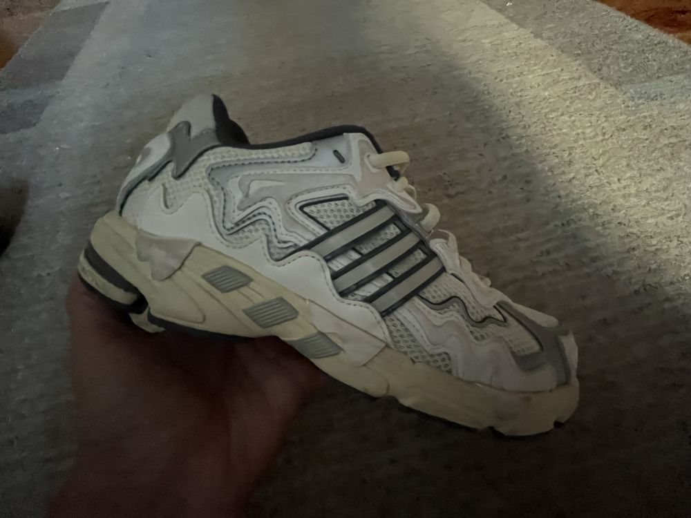 Кроссовки adidas x bad bunny response cl beige silver