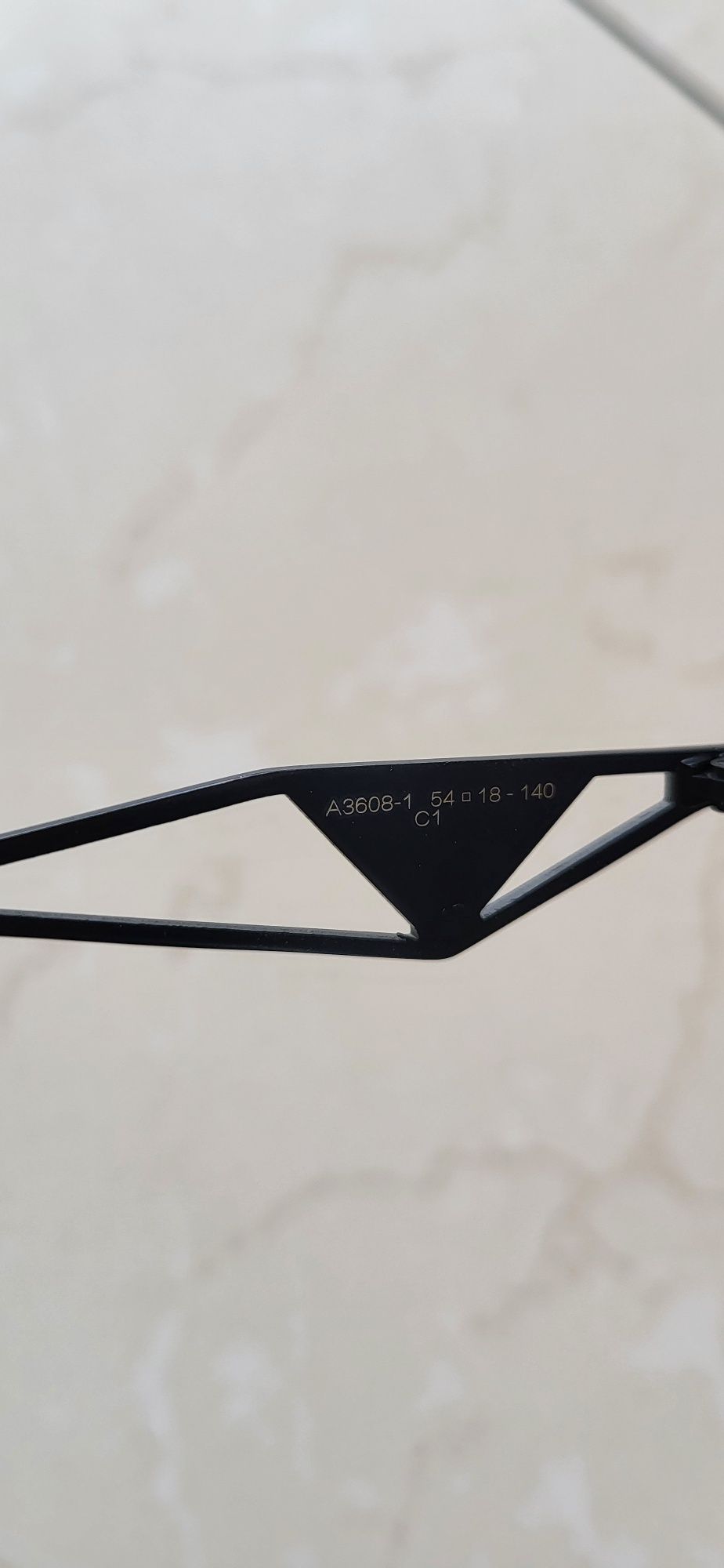 Okulary przeciwsłoneczne metalowe czarne oprawy logo fiolet szkło uv