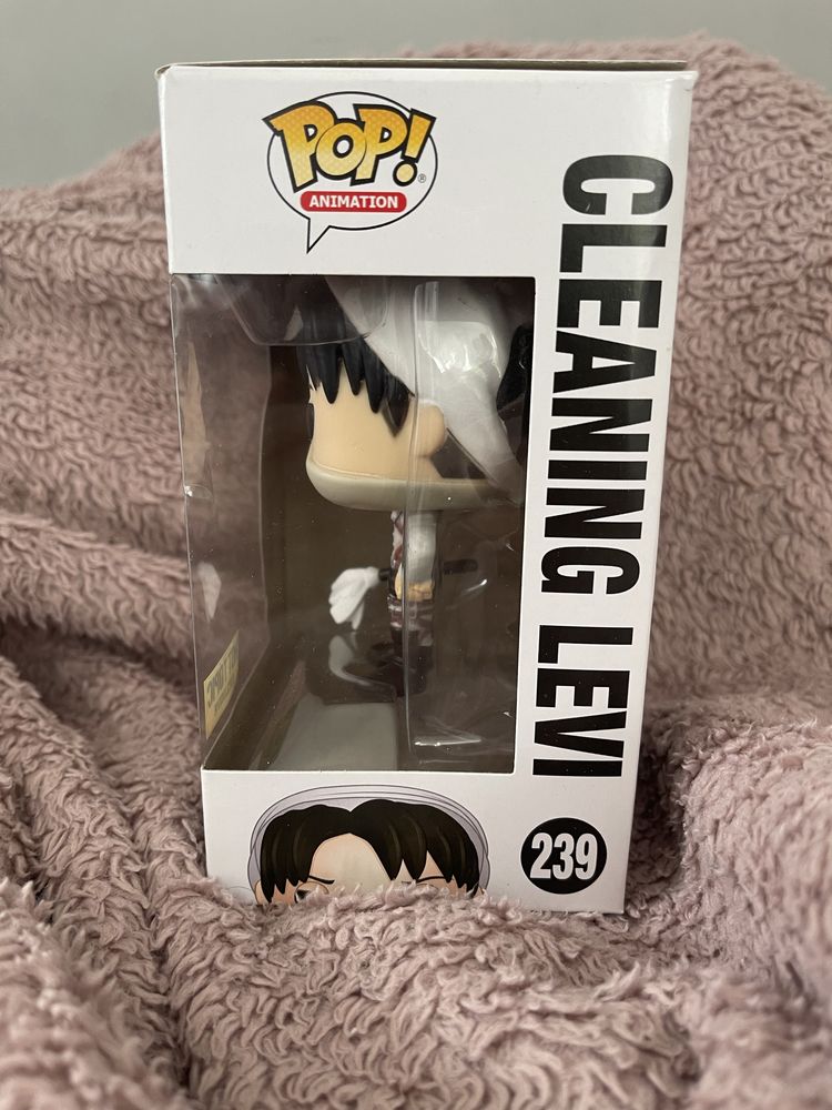 Figurka Funko POP Attack On Titan - Cleaning Levi 239