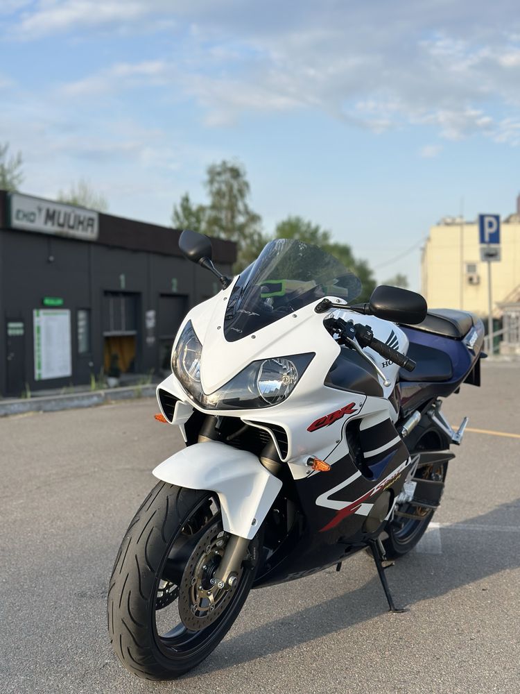 Мотоцикл Спортбайк Honda CBR 600F4i 2003