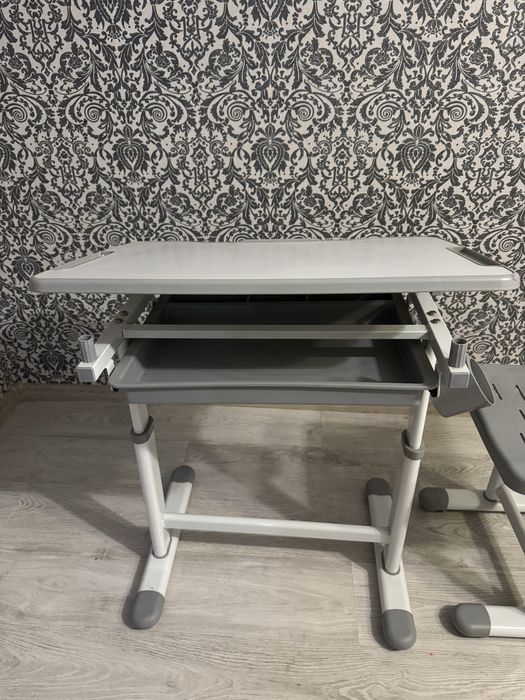 Парта  і стільчик для школярика