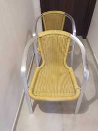 Krzesła z grubszego, masywnego aluminium z technoratanem.