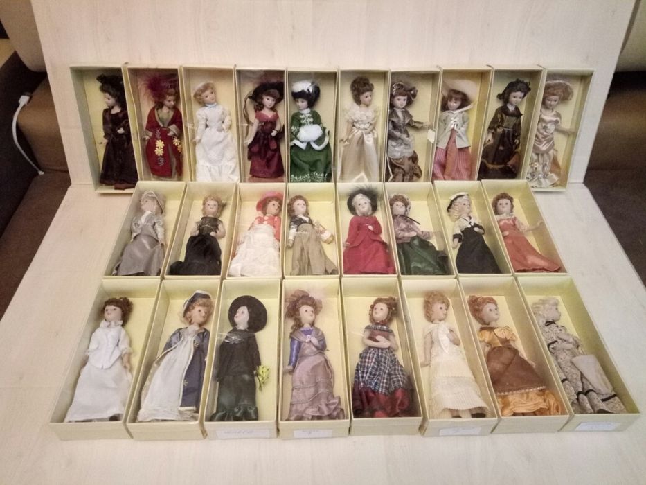 Колекція фарфорових ляльок.