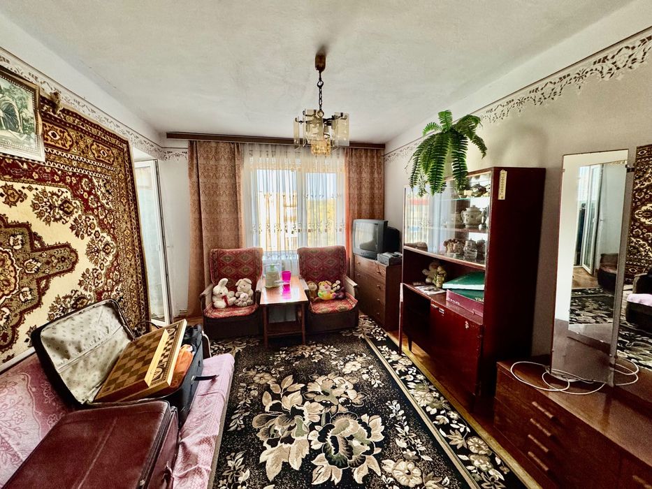 Продається 4-кімнатна квартира смт. Заводське