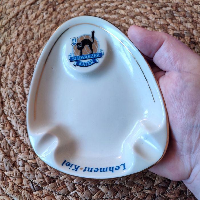 Ceramiczna popielniczka z połowy XX wieku "Schwarzer Kater"