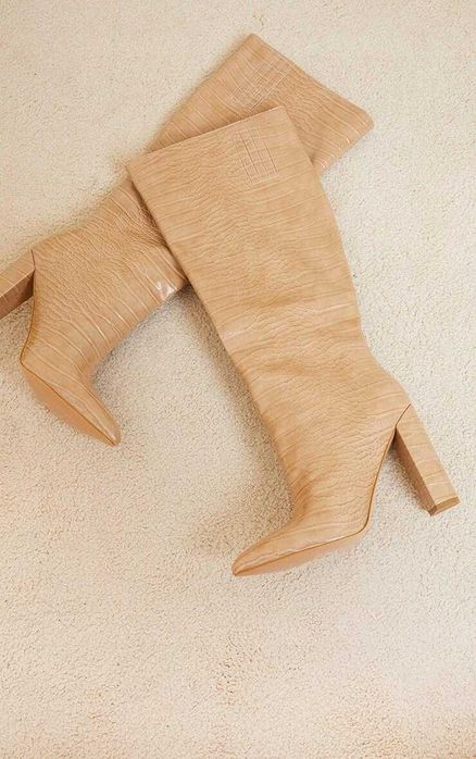 Beżowe kozaki wsuwane obcas słupek Prettylittlething