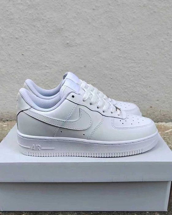 Białe tenisówki damskie Nike Air Force 1'07 w rozmiar 38