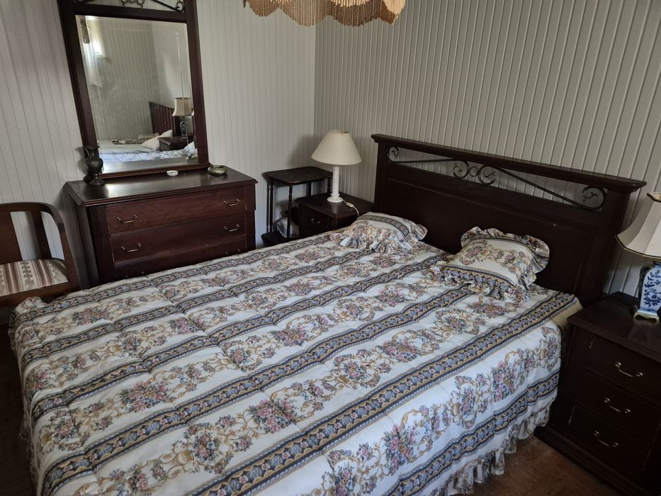 Mobilia de quarto de casal em madeira maciça