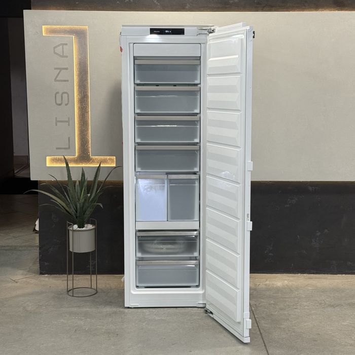Сама топова вбудована морозильна камера. FNS 7794D. ActiveDoor