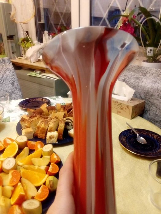 Duży z PRL ręcznie formowany wazon szklany barwiony masie tutti frutti