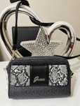 Nowa oryginalna torebka firmy Guess model Poplia Camera Bag czarna