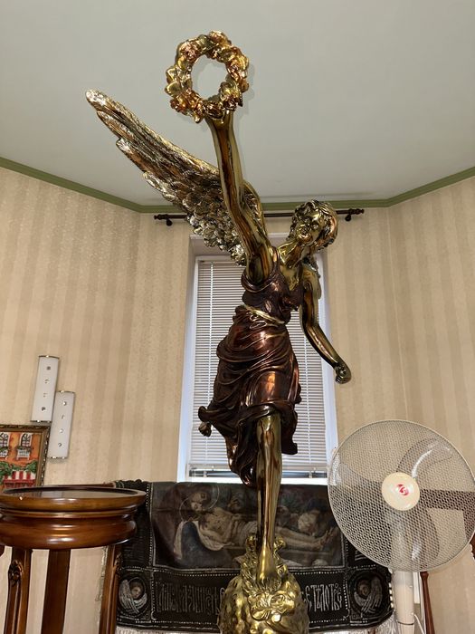 Статуя статуетка велика Ніка на колоні 185 см Статуэтка Ника колонне