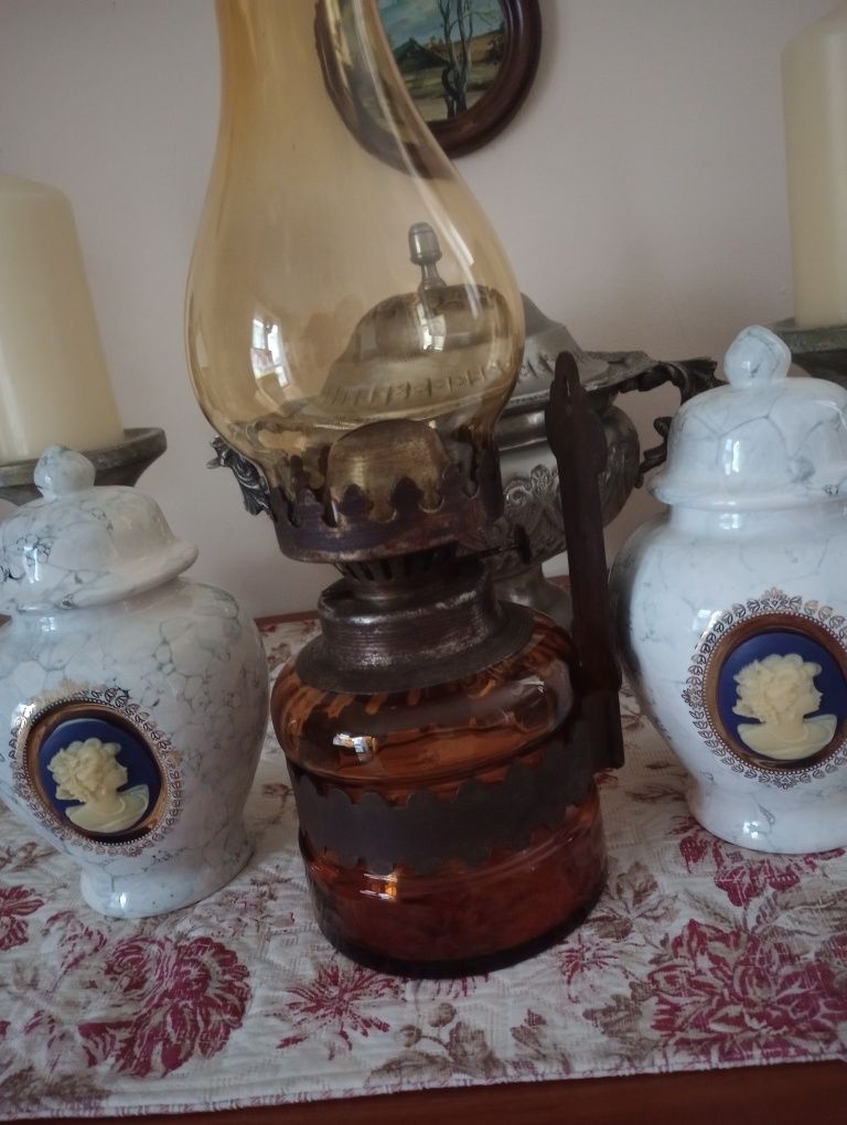 Piękna stara duża lampa naftowa