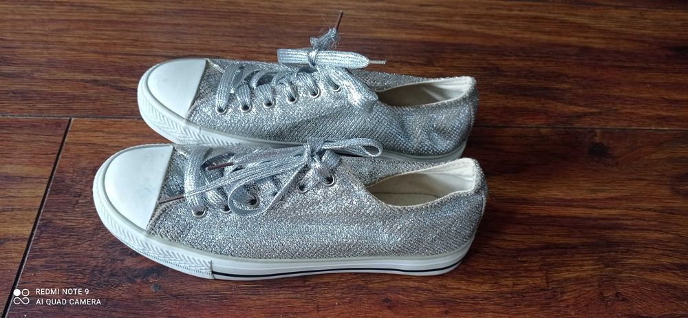Nowe piękne srebrne trampki