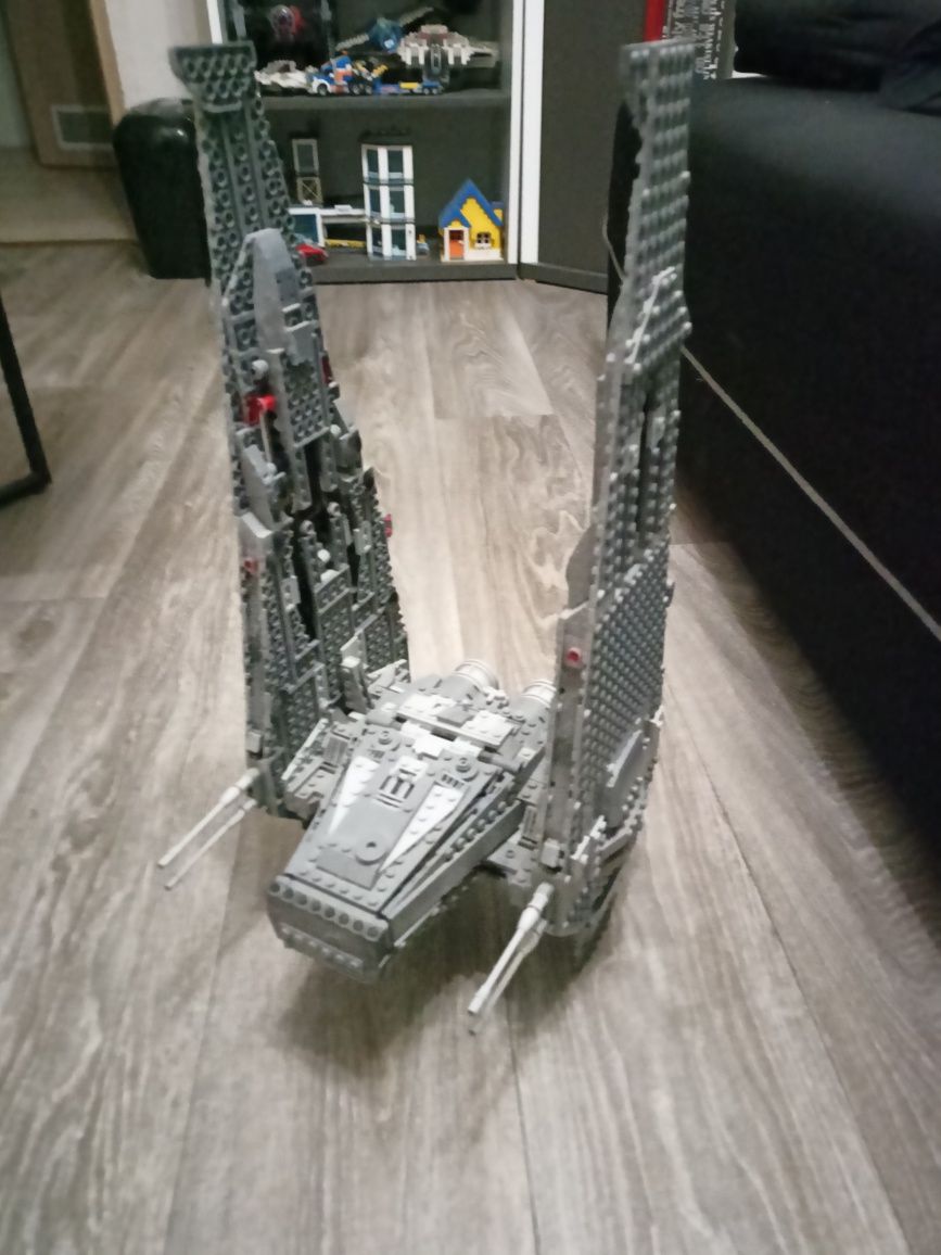Zestaw LEGO star wars wahadłowiec Kylo-Rena 75104