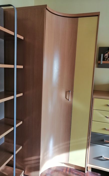 Roupeiro de canto para quarto de criança em madeira de pinho