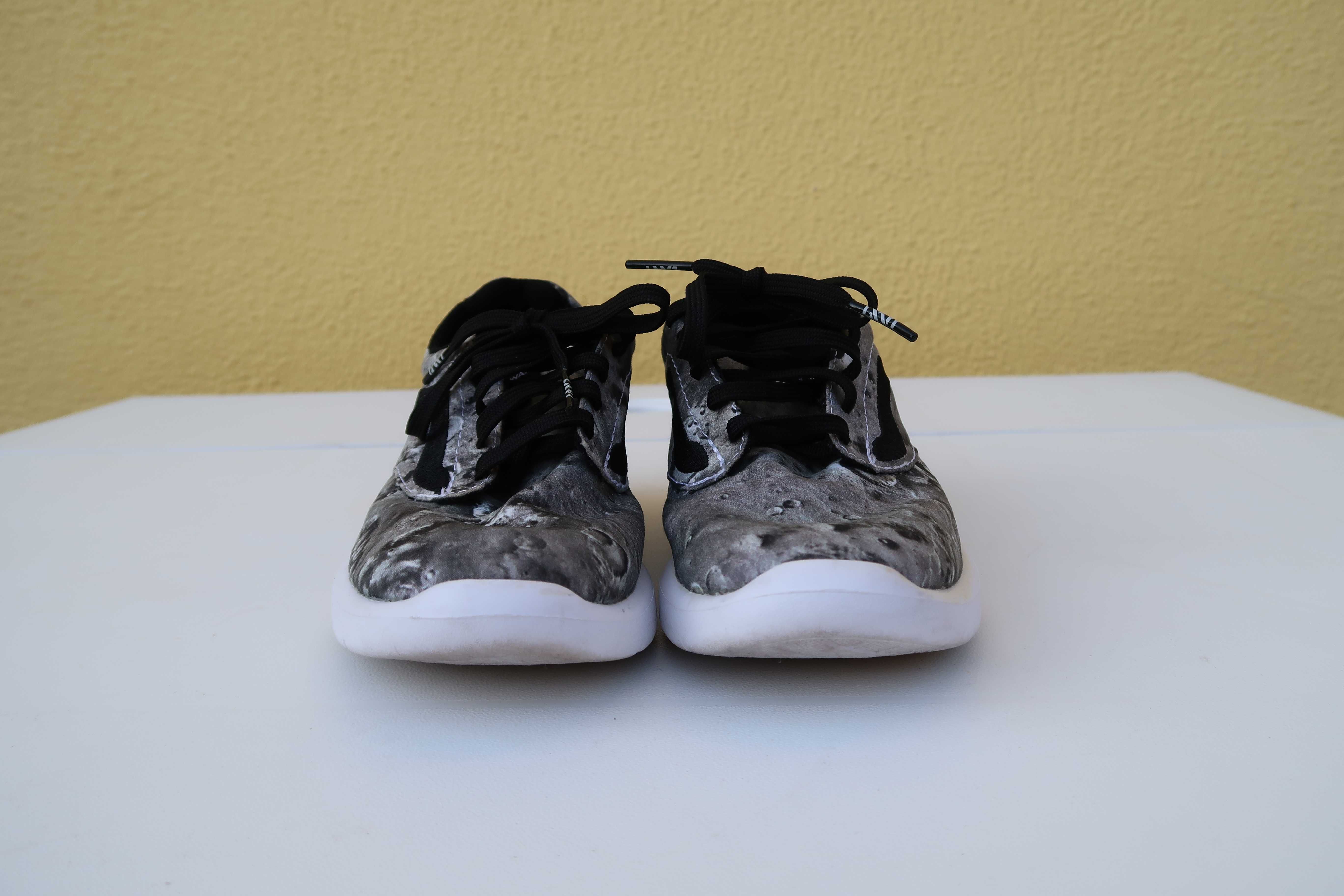 Tênis Vans com Padrão "Moon Surface"