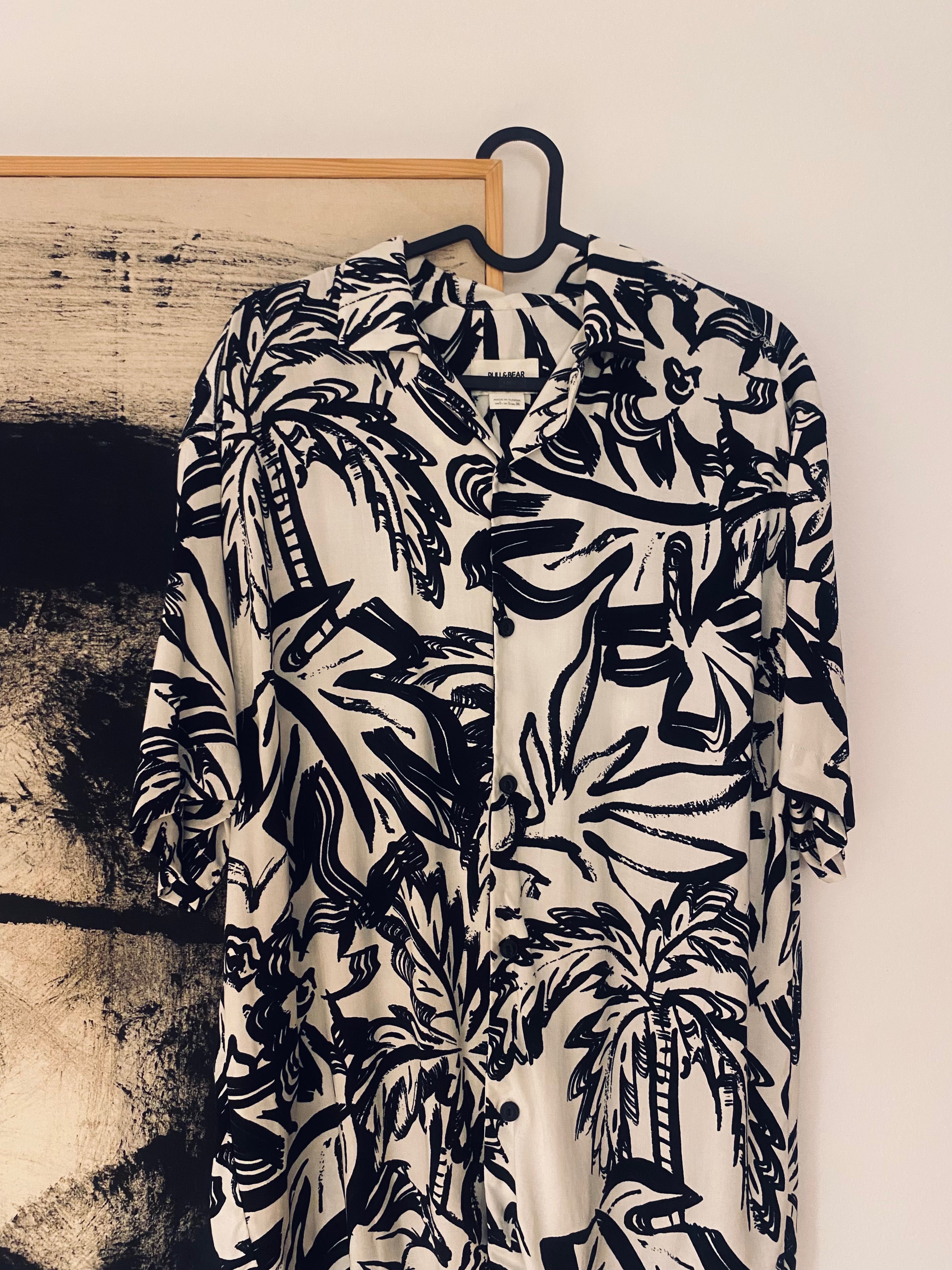 Camisa PULL & BEAR de manga curta branca com folhas
