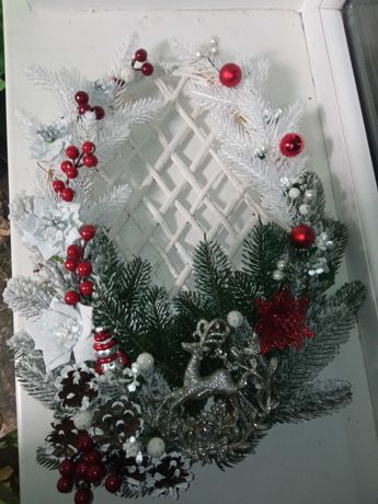 Декоративний новорічний віночок на дерев'яній решітці
