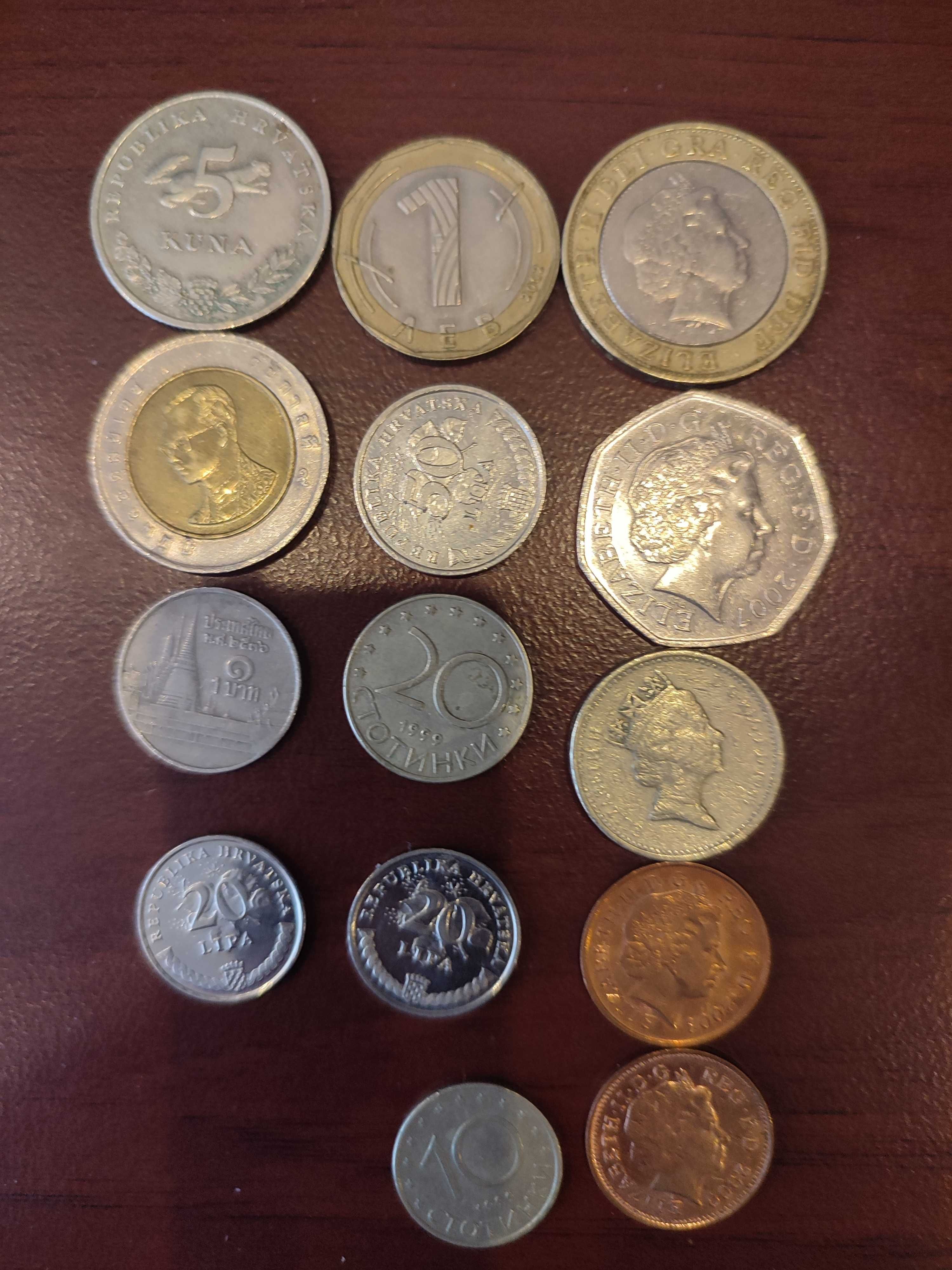 Банкноты монеты разных стран: доллар фунт дирхам динар лир бат.