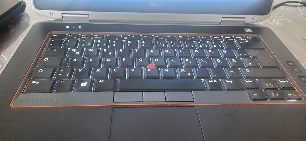 Rezerw,14 дюймовий 4ядерний ноутбук 256gb ssd,8gb озу,металічний,нова