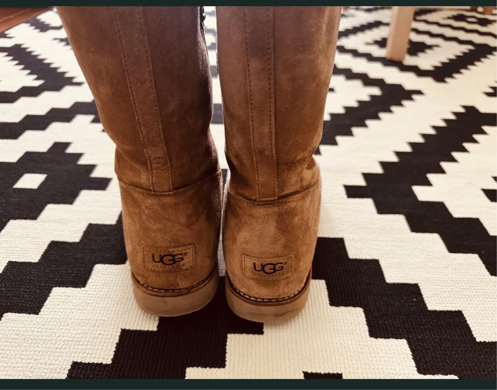Botas UGG originais em pele   com pouco uso