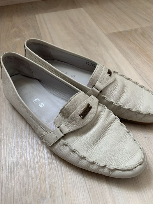 Молочные кожанные туфли ( светлые мокасины) от jette.
