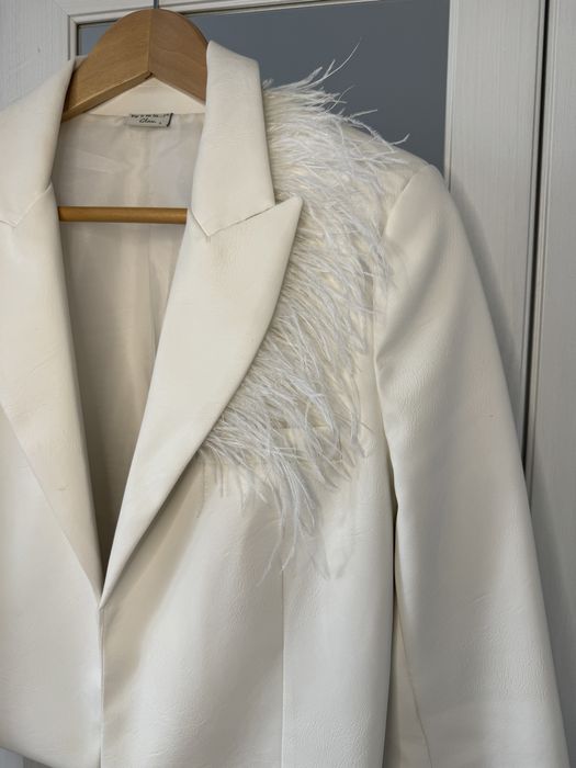 Broszka biała skrzydełko do marynarki z piór strusich pióra piórka