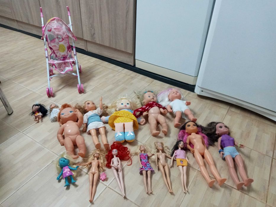 15 bonecas e 1 carrinho de brincar