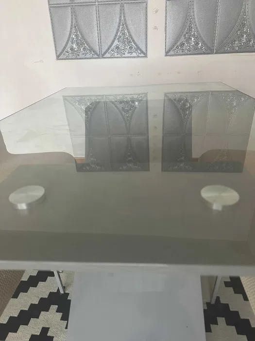 Mesa de vidro com cadeiras