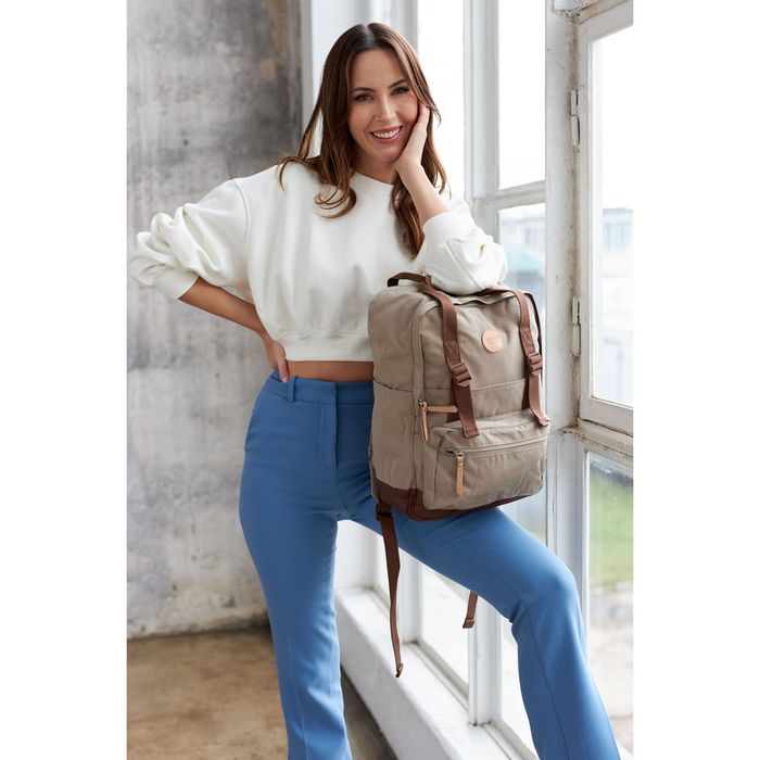 beżowo-brązowy, praktyczny plecak miejski zawieszony na regulowanych
