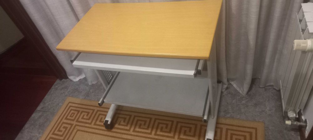 Mesa secretaria em bom estado
