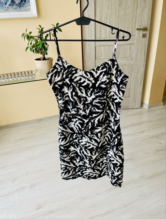Modna łaciata sukienka na ramiączka Sinsay czarno biała M
