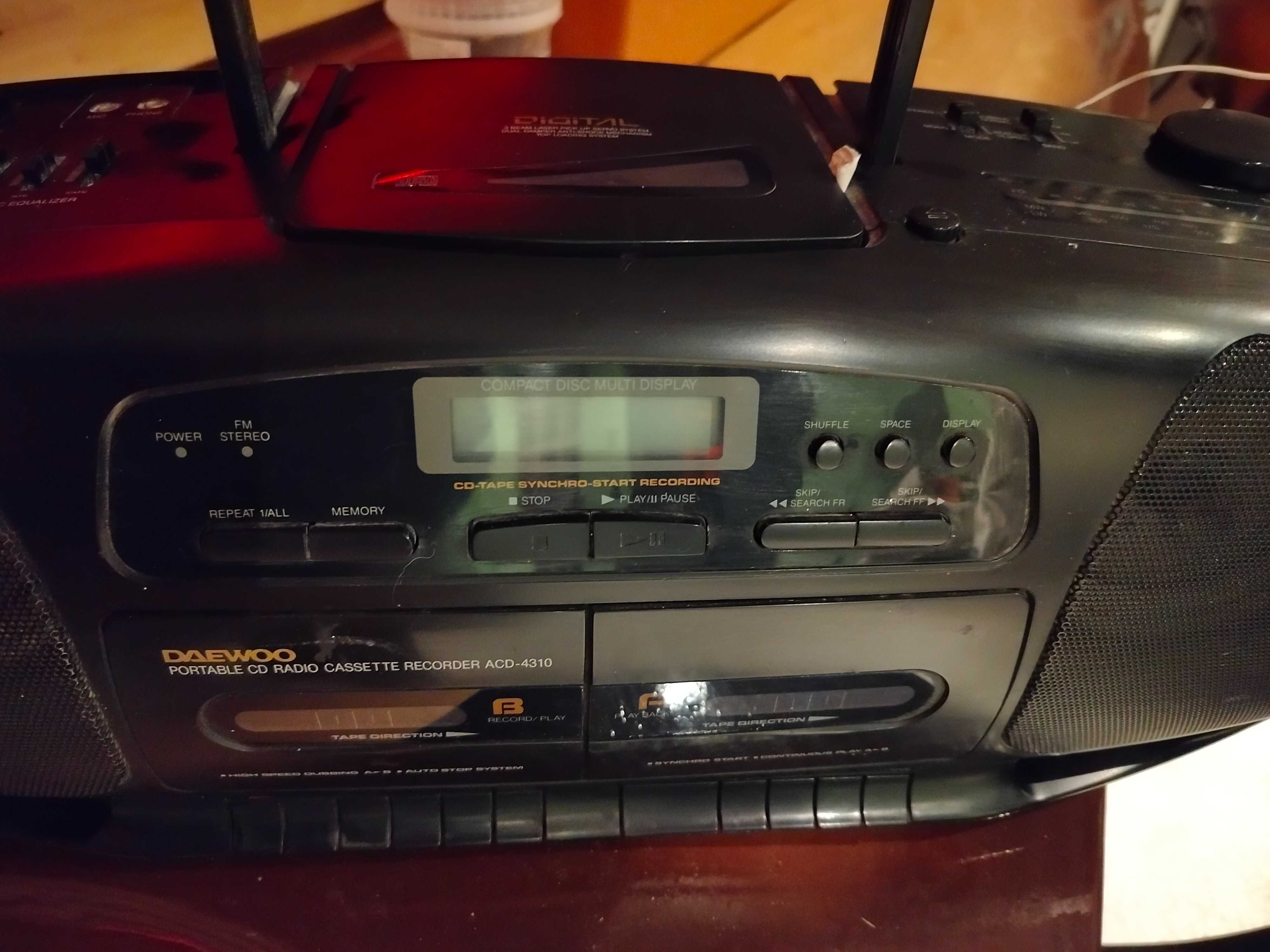 Daewoo. Głośno i dobrze odbiera radio FM. Pięknie czysto gra!
