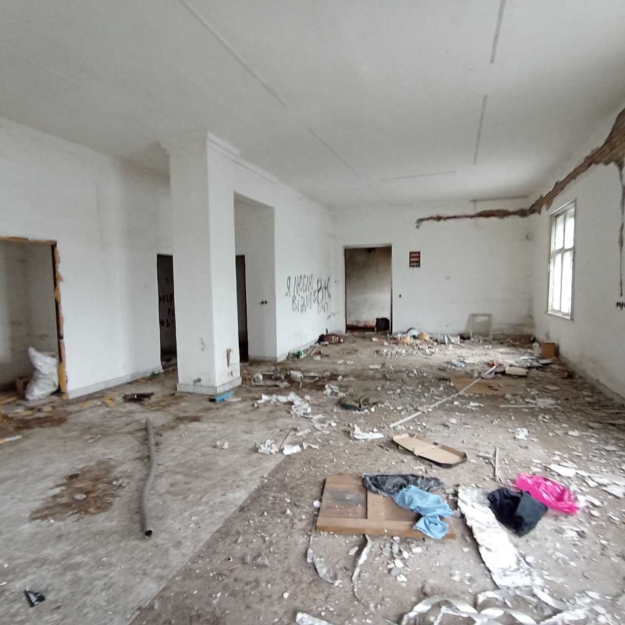 2-поверхова будівля в центрі міста смт Міжгір’я, вул. Шевченка, 101