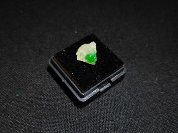 Szmaragd Naturalny - Wyjątkowy Kryształ o Intensywnej Zielonej Barwie!
